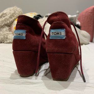 Toms Red Sude Desert Wedges